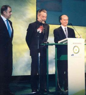 13.Juan_Ramón_Plana_presentando_los_I_Premios_Eficacia_2001,_con_Juan_José_Gómez_Lagares_e_Ignacio_Salas